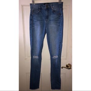 Distressed Skinny Jeans👖💙